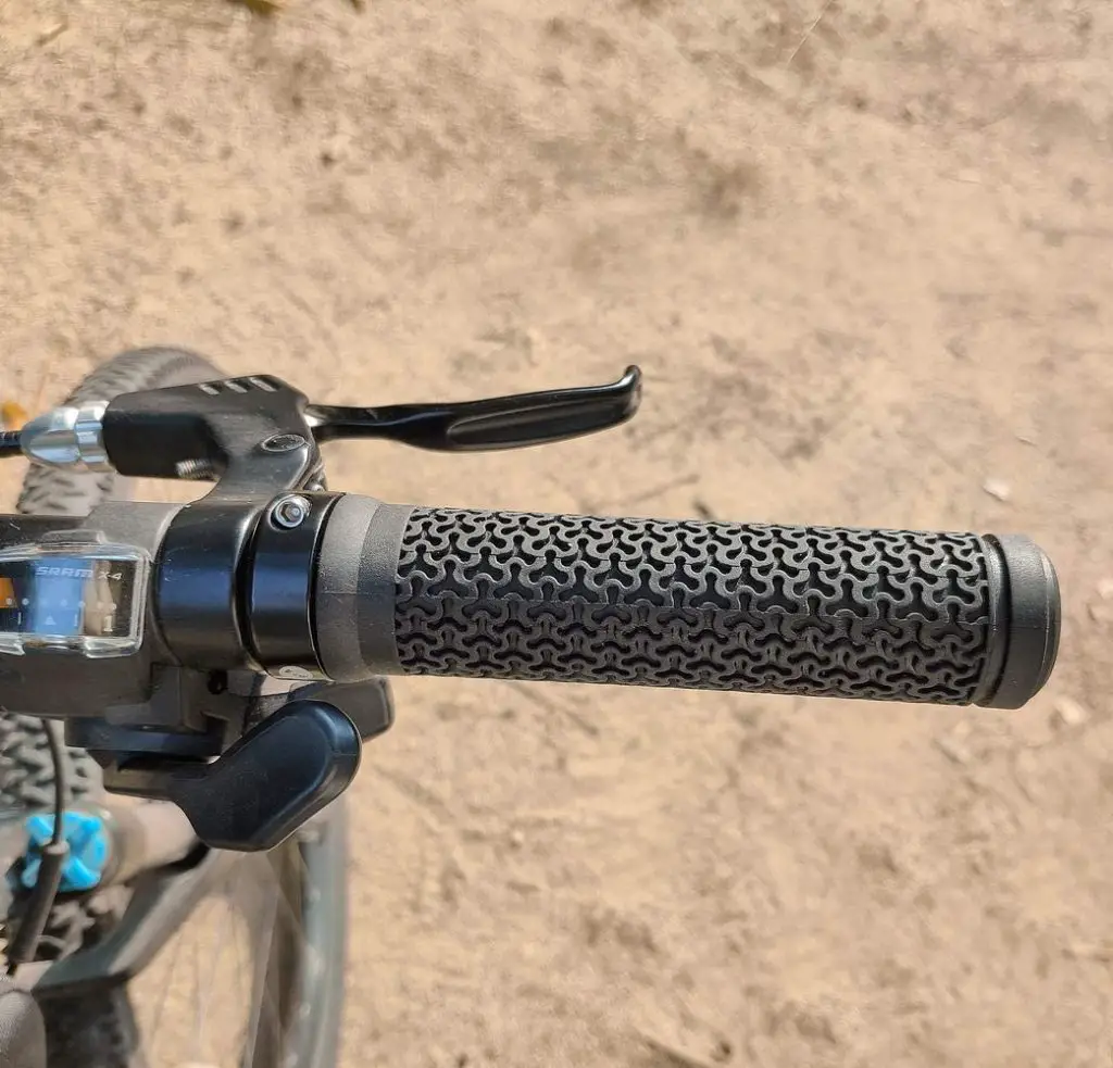 Red bike grips - GPMTER Bike Handlebar Grips, Single Lock on Bicycle Handle Bar, for BMX, Mountain, MTB, Beach Cruiser, Scooter, Folding Bike, Soft Non-Slip-Rubber Hand Grip Comfortable Ergonomic Black - Image 1
