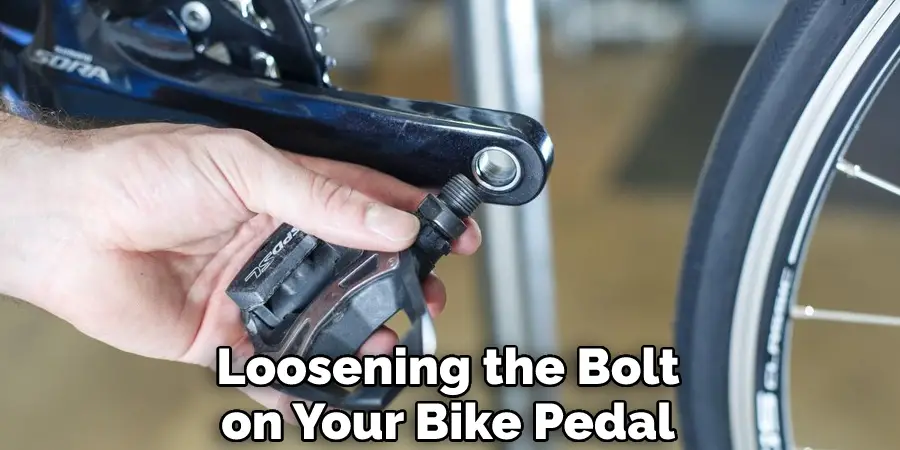 Melonggarkan Baut pada Pedal Sepeda Anda